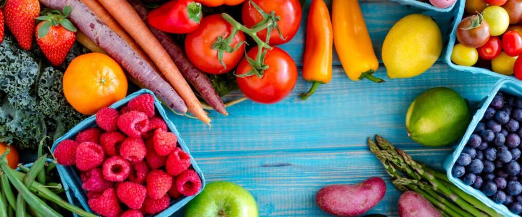 پروٹین غذا کے مینو میں سبزیاں، پھل اور بیر شامل ہونا چاہیے۔