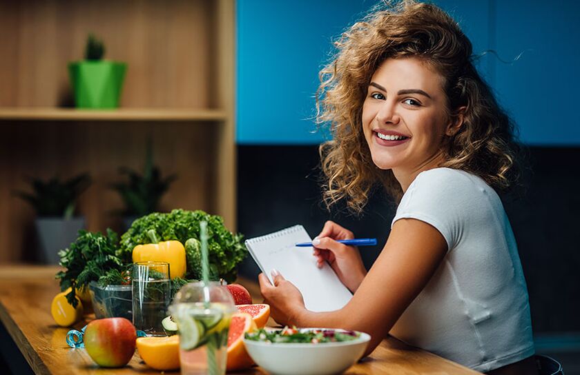 غذا میں لڑکی کا مثبت رویہ